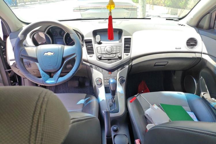 Used Chevrolet Cruze 2013 1.8L SE AT Center Console