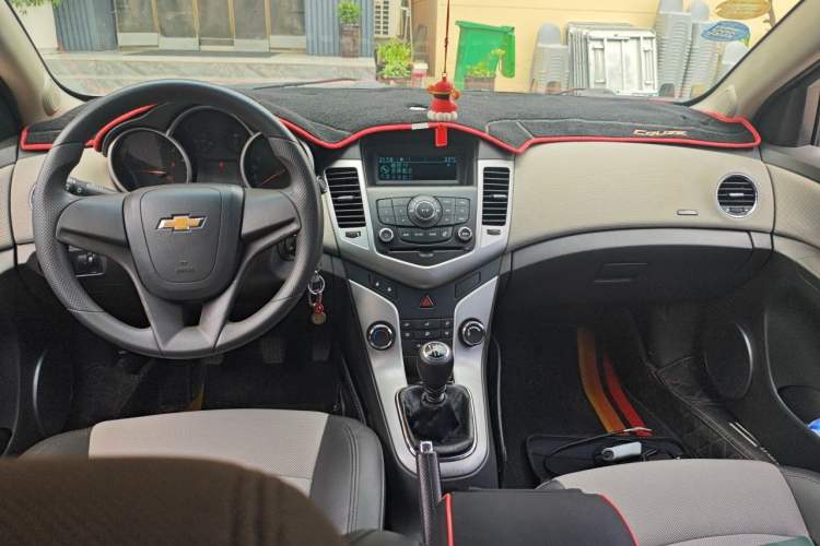 Used Chevrolet Cruze 2013 1.6L SE MT Center Console