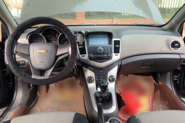Used Chevrolet Cruze 2013 1.6L SE MT Center Console
