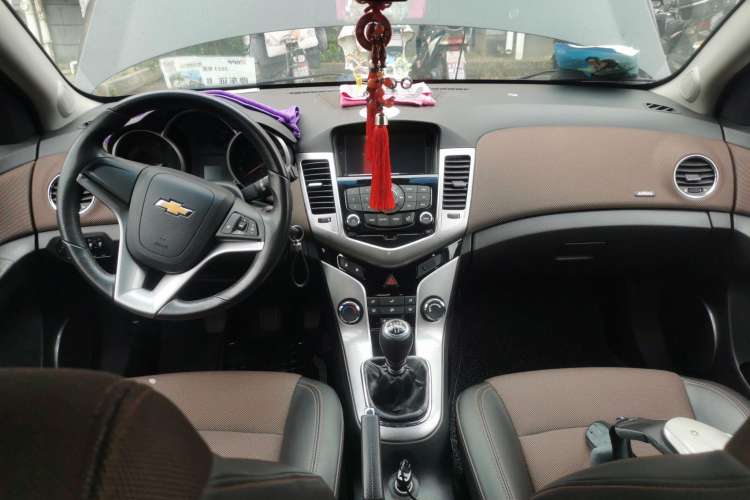 Used Chevrolet Cruze 2013 Hatchback 1.6L Manual Luxury Model Center Console