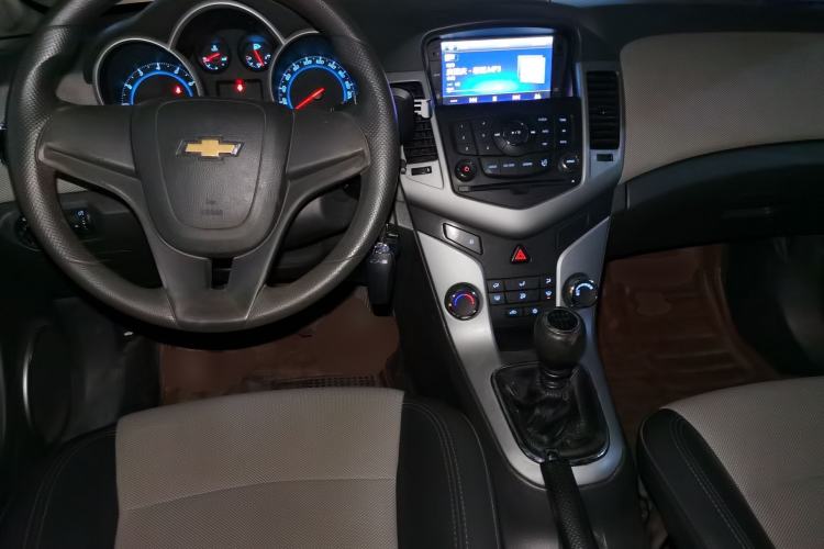 Used Chevrolet Cruze 2013 1.6L SE MT Center Console