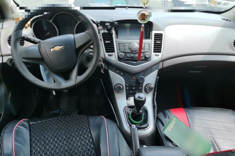 Used Chevrolet Cruze 2013 1.6L SL MT Center Console