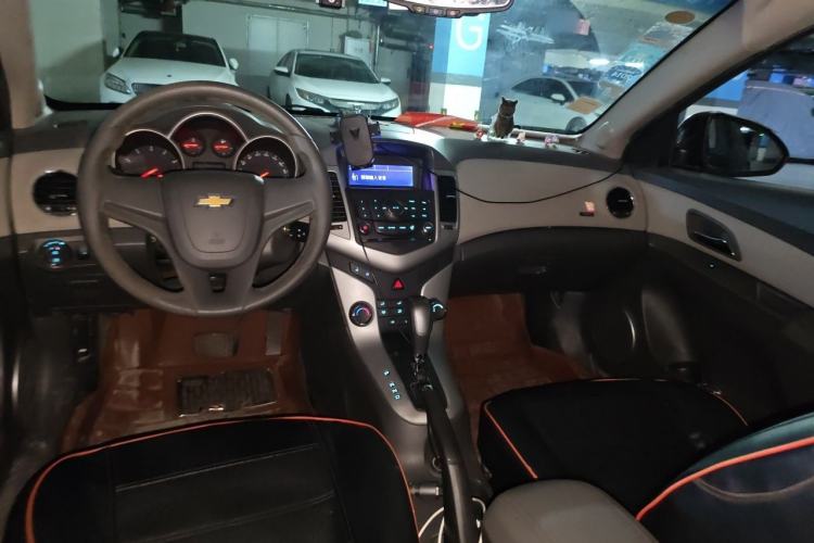Used Chevrolet Cruze 2013 1.8L SE WTCC Edition AT Center Console