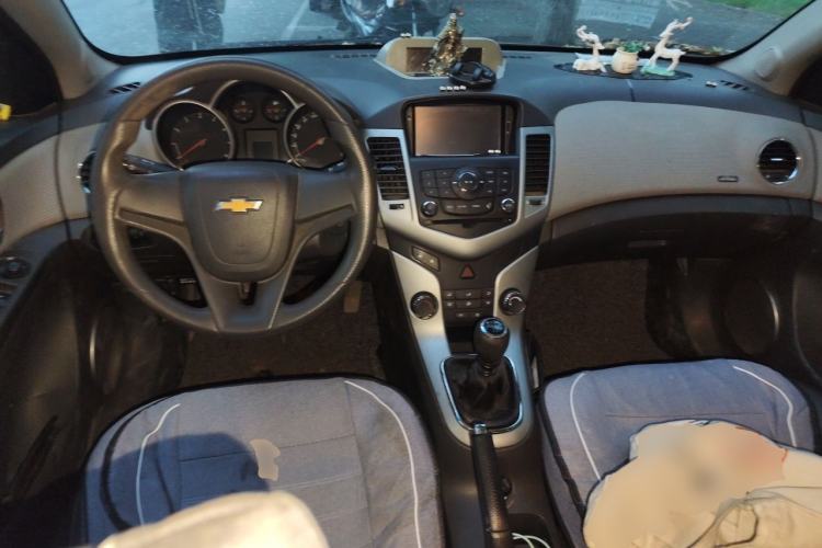 Used Chevrolet Cruze 2013 1.6L SE MT Center Console