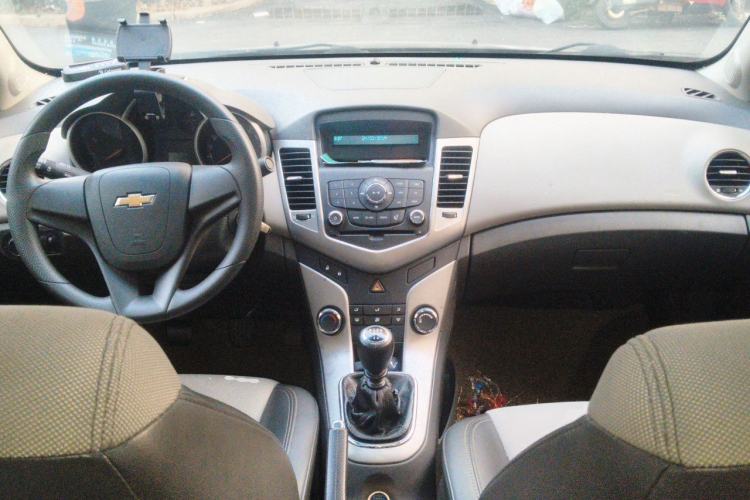 Used Chevrolet Cruze 2013 1.6L SL Sunroof Edition MT Center Console