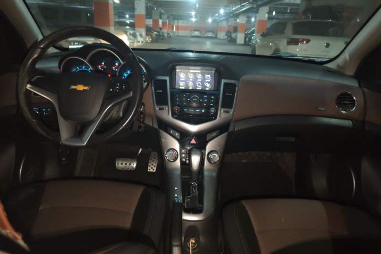 Used Chevrolet Cruze 2013 Hatchback 1.6L Automatic Luxury Model Center Console