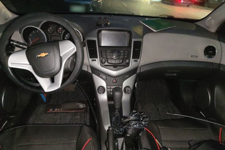 Used Chevrolet Cruze 2013 1.8L SE AT Center Console