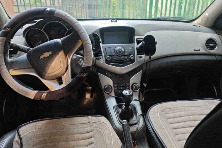 Used Chevrolet Cruze 2013 1.6L SE MT Center Console