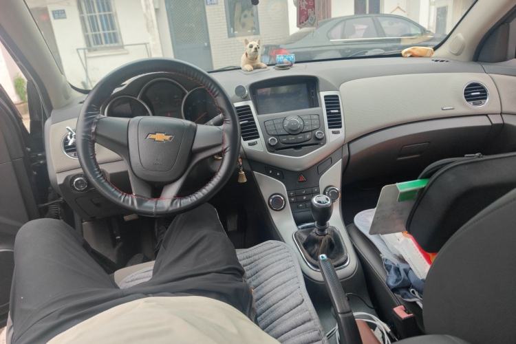 Used Chevrolet Cruze 2013 1.6L SE MT Center Console