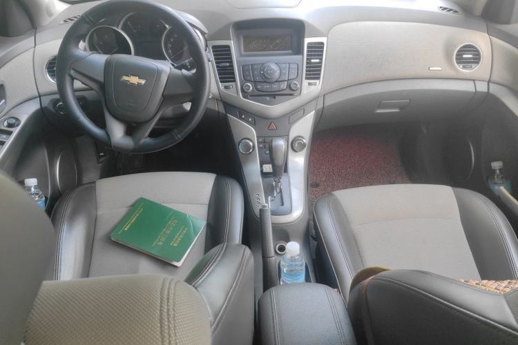 Used Chevrolet Cruze 2013 1.8L SE AT Center Console