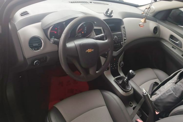 Used Chevrolet Cruze 2013 1.6L SL MT Center Console