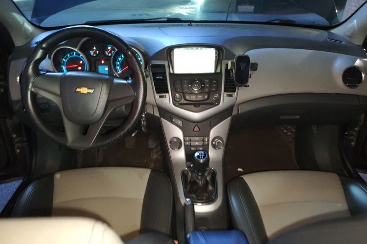 Used Chevrolet Cruze 2013 1.6L SL MT Center Console