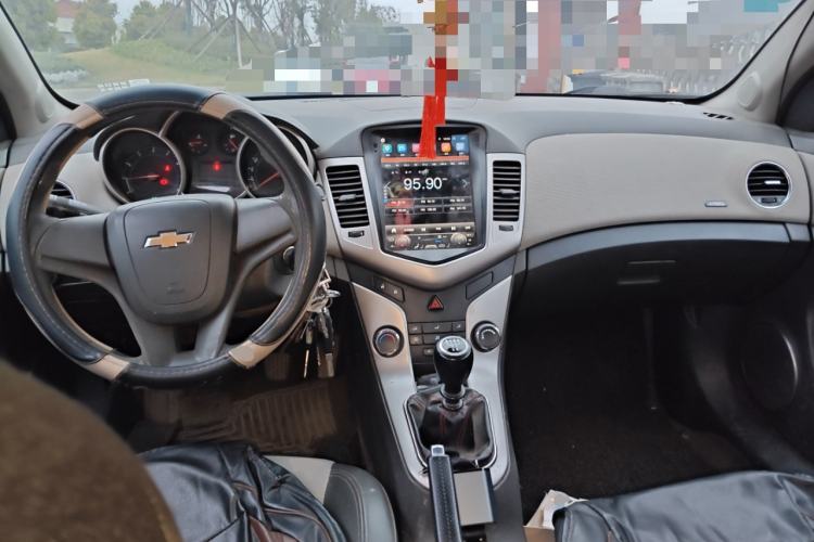 Used Chevrolet Cruze 2013 1.6L SE MT Center Console