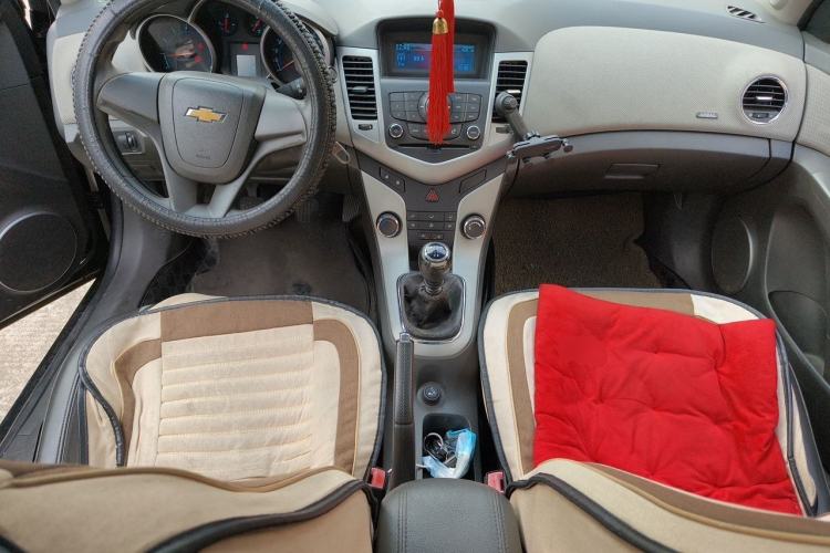 Used Chevrolet Cruze 2013 1.6L SE MT Center Console