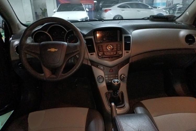 Used Chevrolet Cruze 2013 1.6L SL MT Center Console