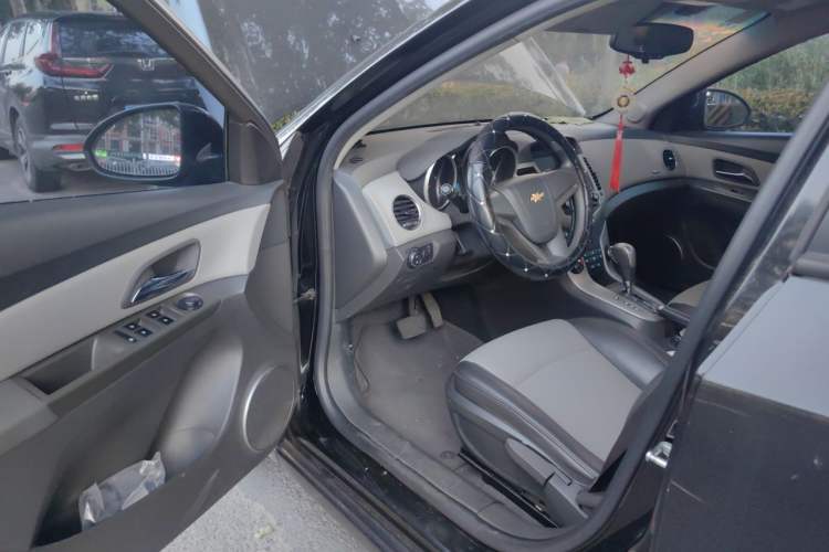 Used Chevrolet Cruze 2013 1.8L SE AT Driver Seat