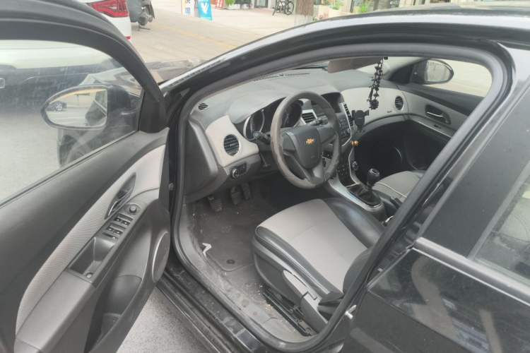 Used Chevrolet Cruze 2013 1.6L SE MT Driver Seat