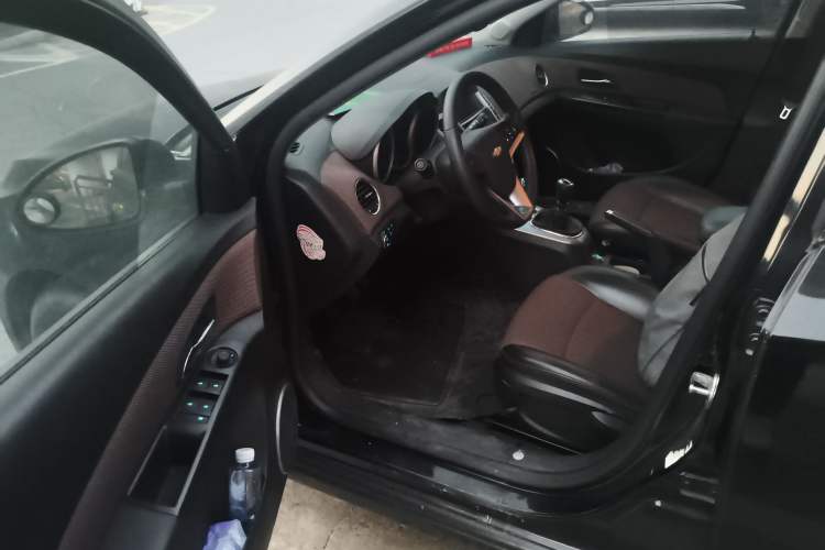 Used Chevrolet Cruze 2013 Hatchback 1.6L Manual Luxury Model Driver Seat
