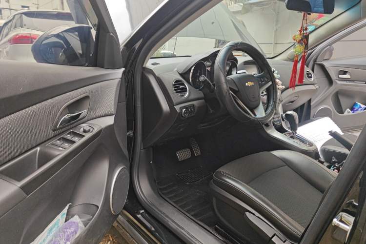 Used Chevrolet Cruze 2013 Hatchback 1.6T Automatic Flagship Model Driver Seat