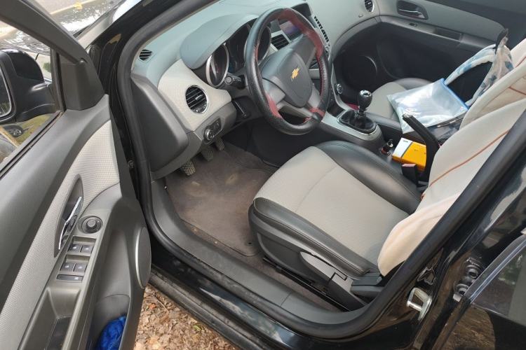 Used Chevrolet Cruze 2013 1.6L SE MT Driver Seat