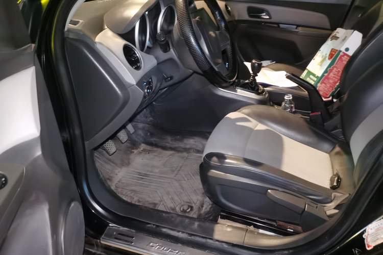 Used Chevrolet Cruze 2013 1.6L SL Sunroof Edition MT Driver Seat
