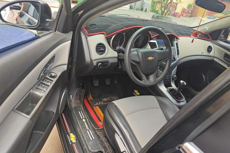 Used Chevrolet Cruze 2013 1.6L SE MT Driver Seat