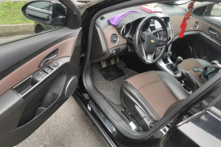Used Chevrolet Cruze 2013 Hatchback 1.6L Manual Luxury Model Driver Seat
