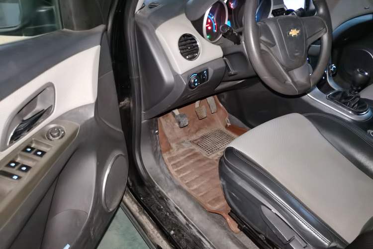 Used Chevrolet Cruze 2013 1.6L SE MT Driver Seat