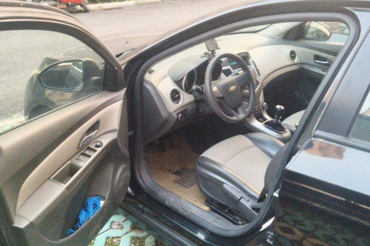 Used Chevrolet Cruze 2013 1.6L SL Sunroof Edition MT Driver Seat