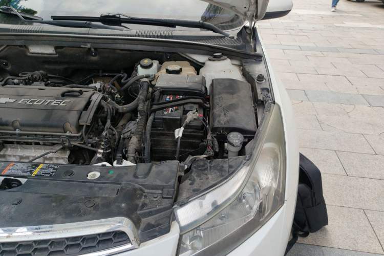 Used Chevrolet Cruze 2013 1.6L SL MT Engine Bay Left