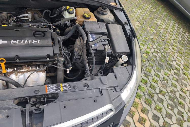 Used Chevrolet Cruze 2013 1.6L SL MT Engine Bay Left