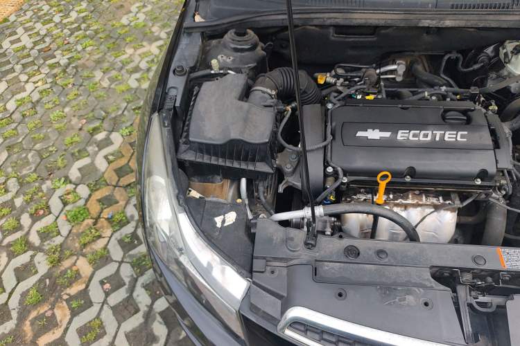 Used Chevrolet Cruze 2013 1.6L SL MT Engine Bay Right