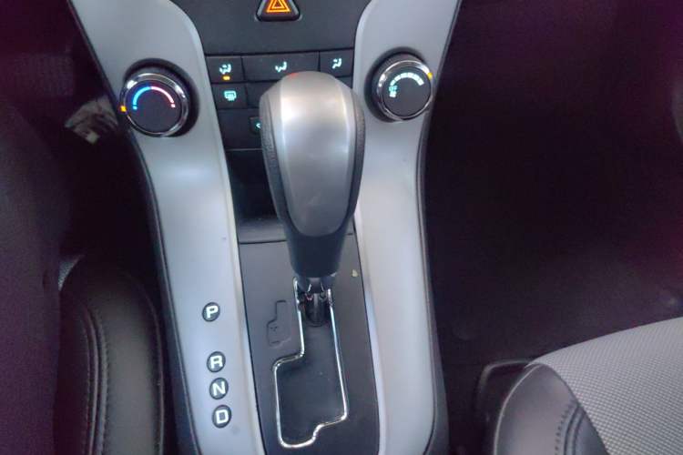Used Chevrolet Cruze 2013 1.8L SE AT Gear Lever