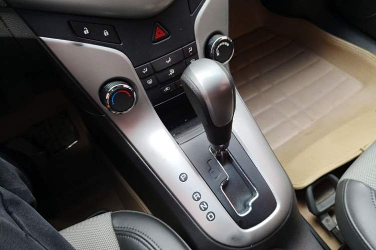 Used Chevrolet Cruze 2013 1.8L SE AT Gear Lever
