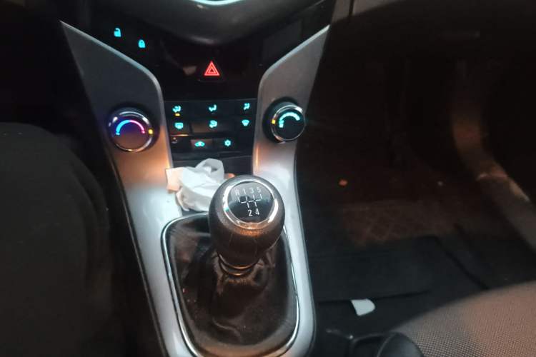 Used Chevrolet Cruze 2013 Hatchback 1.6L Manual Luxury Model Gear Lever