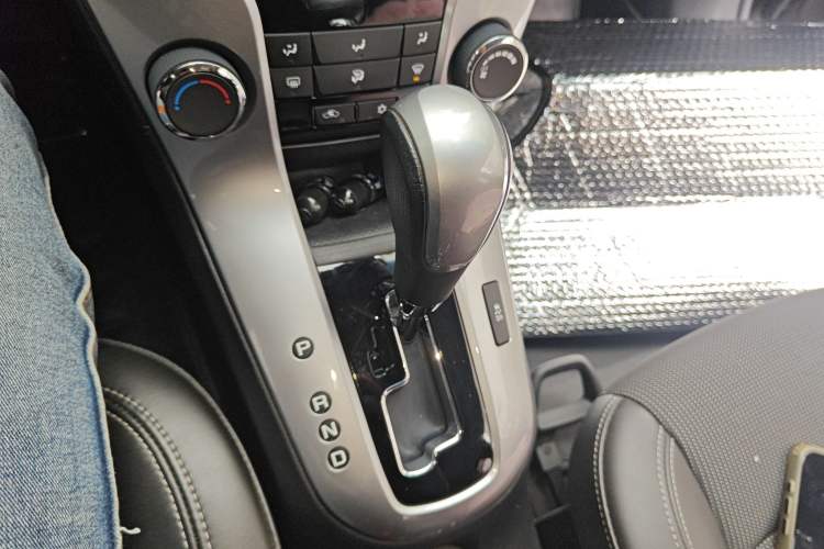Used Chevrolet Cruze 2013 Hatchback 1.6T Automatic Flagship Model Gear Lever