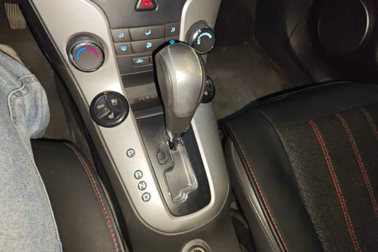 Used Chevrolet Cruze 2013 1.8L SE AT Gear Lever