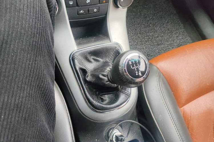 Used Chevrolet Cruze 2013 1.6L SE MT Gear Lever