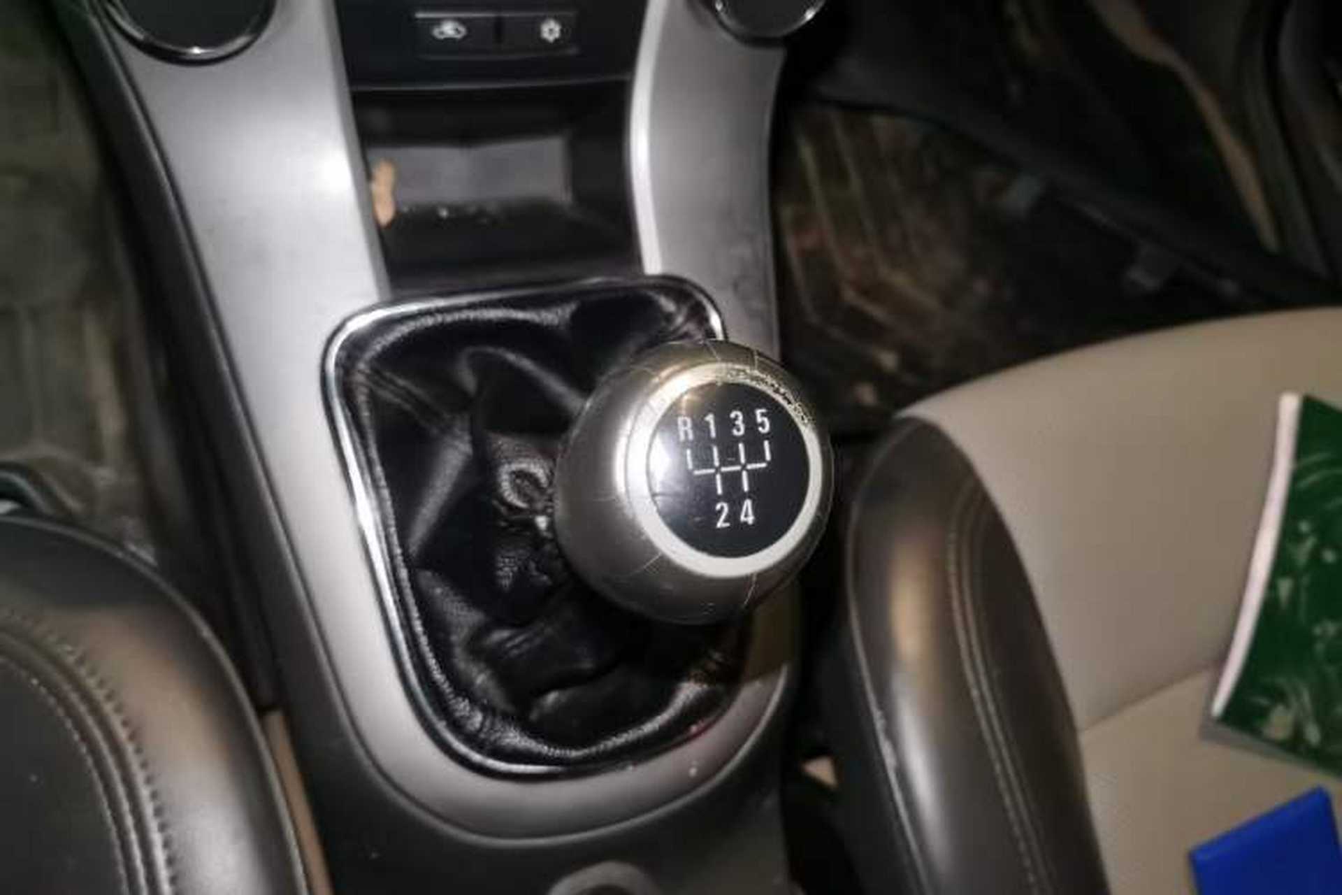 Used Chevrolet Cruze 2013 1.6L SL Sunroof Edition MT Gear Lever
