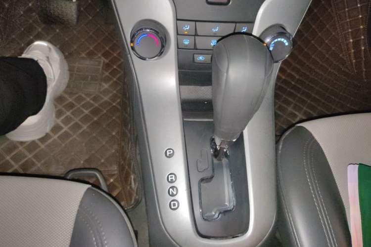 Used Chevrolet Cruze 2013 1.8L SE AT Gear Lever