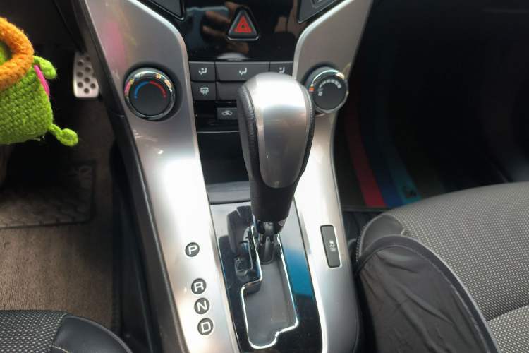 Used Chevrolet Cruze 2013 Hatchback 1.6T Automatic Flagship Model Gear Lever