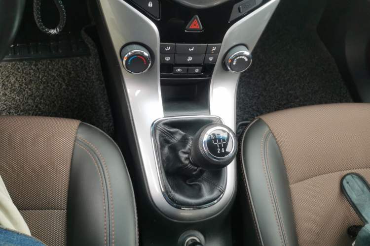 Used Chevrolet Cruze 2013 Hatchback 1.6L Manual Luxury Model Gear Lever