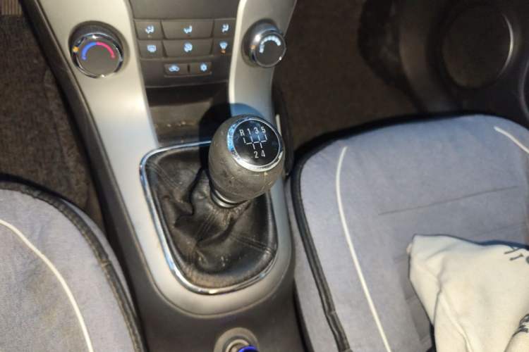 Used Chevrolet Cruze 2013 1.6L SE MT Gear Lever