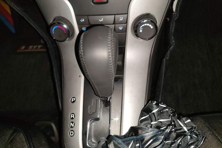 Used Chevrolet Cruze 2013 1.8L SE AT Gear Lever