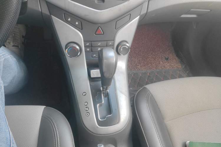 Used Chevrolet Cruze 2013 1.8L SE AT Gear Lever