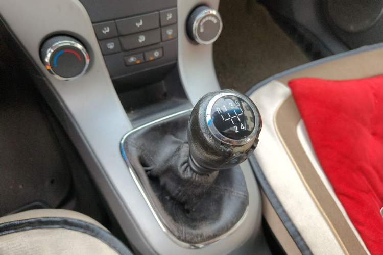 Used Chevrolet Cruze 2013 1.6L SE MT Gear Lever