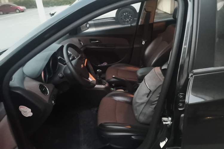 Used Chevrolet Cruze 2013 Hatchback 1.6L Manual Luxury Model Left Front Seat