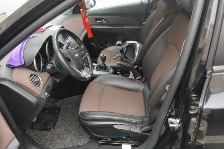 Used Chevrolet Cruze 2013 Hatchback 1.6L Manual Luxury Model Left Front Seat