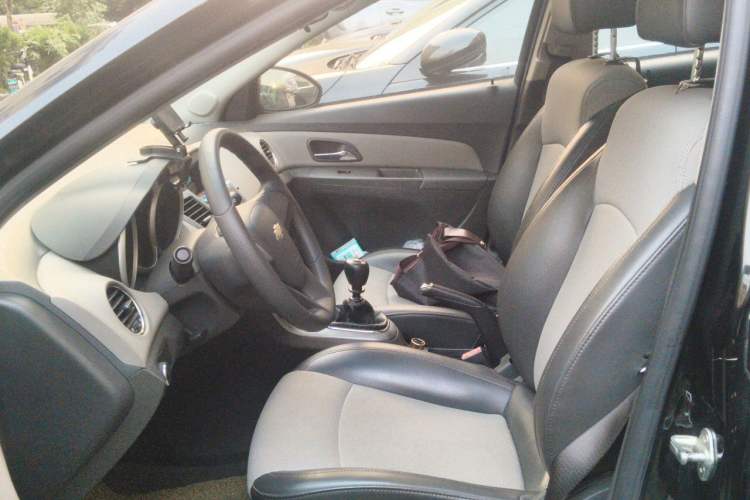 Used Chevrolet Cruze 2013 1.6L SL Sunroof Edition MT Left Front Seat