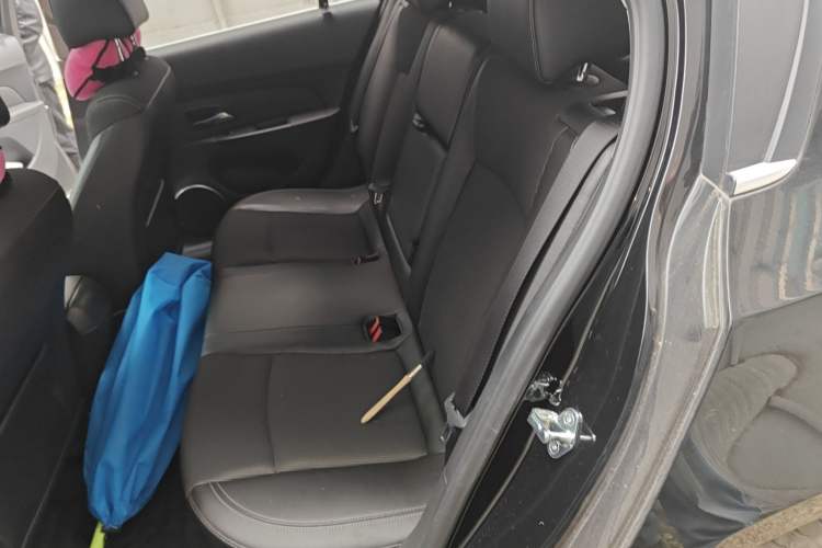 Used Chevrolet Cruze 2013 Hatchback 1.6T Automatic Flagship Model Left Rear Seat